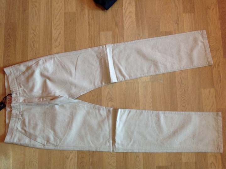 Мужские и женские джинсы и брюки, футболки.