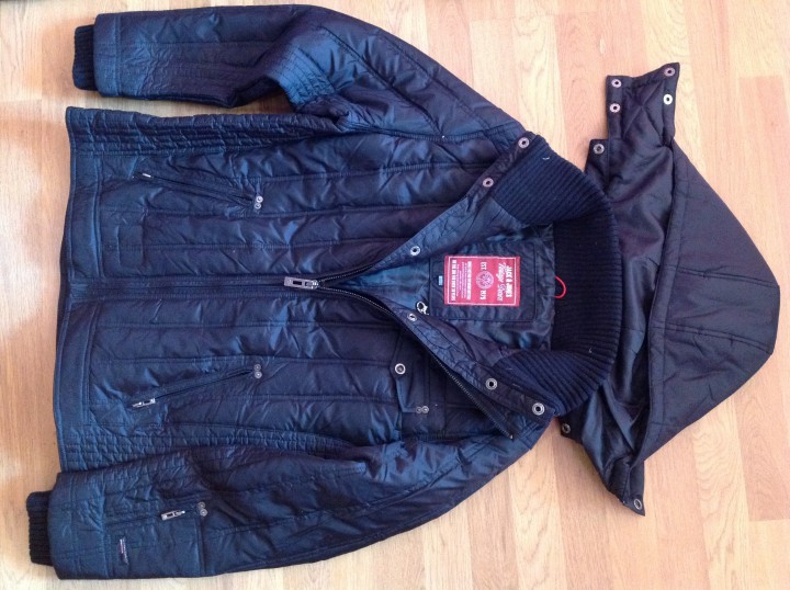 Мужские и женские джинсы и брюки, футболки.