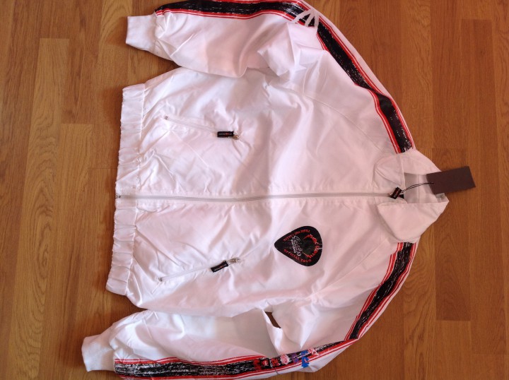 Мужские и женские джинсы и брюки, футболки.