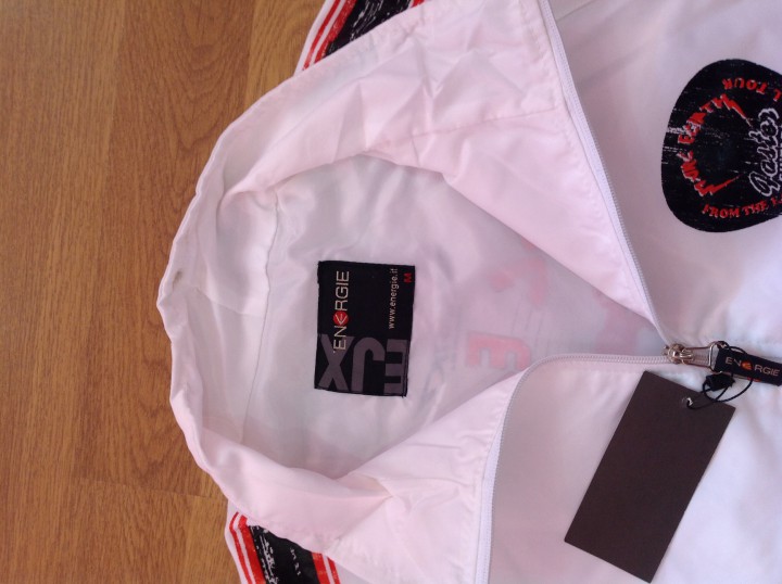 Мужские и женские джинсы и брюки, футболки.