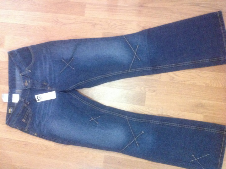 Мужские и женские джинсы и брюки, футболки.