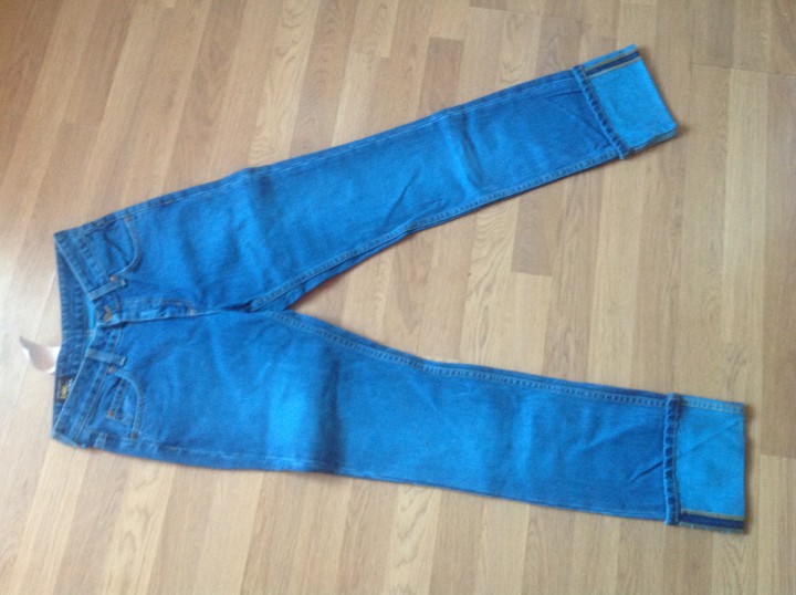 Мужские и женские джинсы и брюки, футболки.