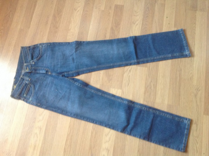 Мужские и женские джинсы и брюки, футболки.