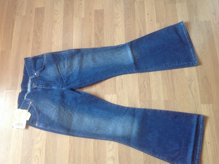 Мужские и женские джинсы и брюки, футболки.