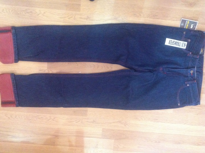 Мужские и женские джинсы и брюки, футболки.