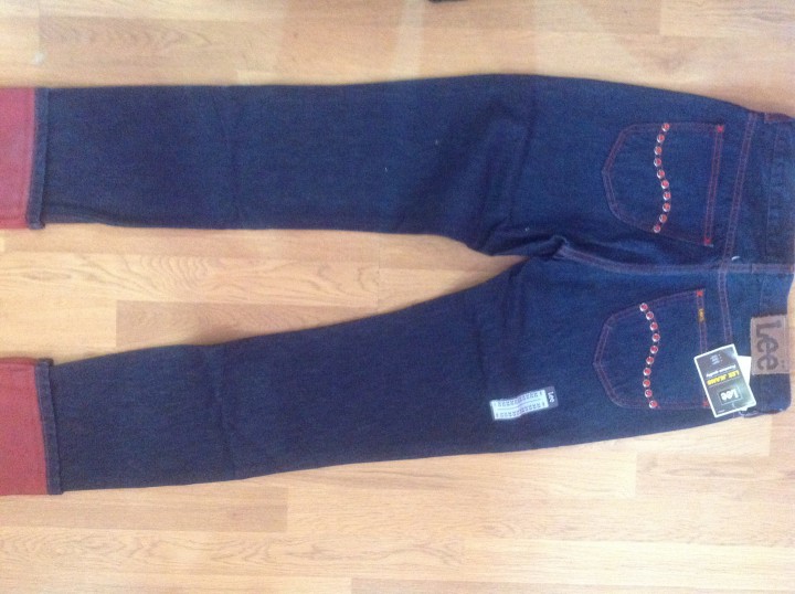 Мужские и женские джинсы и брюки, футболки.