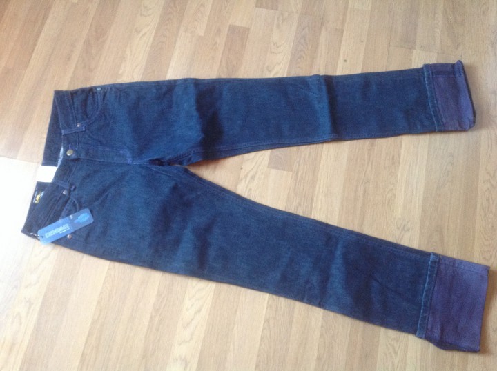 Мужские и женские джинсы и брюки, футболки.