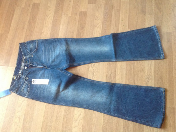 Мужские и женские джинсы и брюки, футболки.