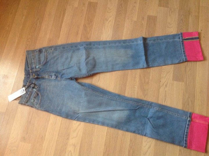 Мужские и женские джинсы и брюки, футболки.