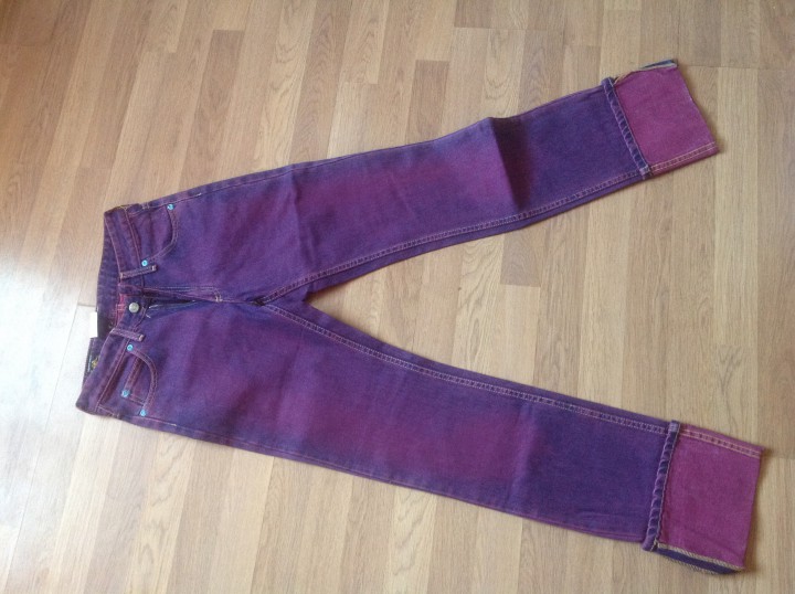 Мужские и женские джинсы и брюки, футболки.