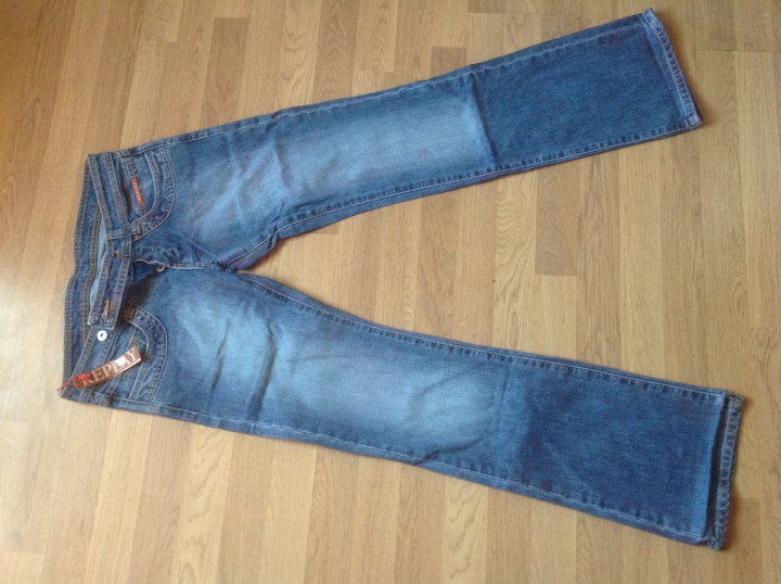 Мужские и женские джинсы и брюки, футболки.