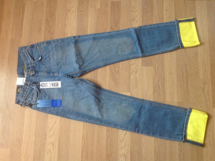 Мужские и женские джинсы и брюки, футболки.