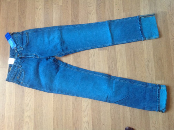 Мужские и женские джинсы и брюки, футболки.