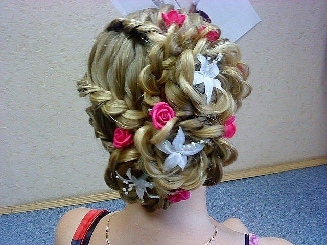 Прически, плетение кос от 100 до 500 рублей