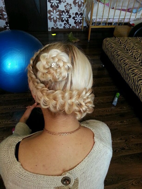 Прически, плетение кос от 100 до 500 рублей