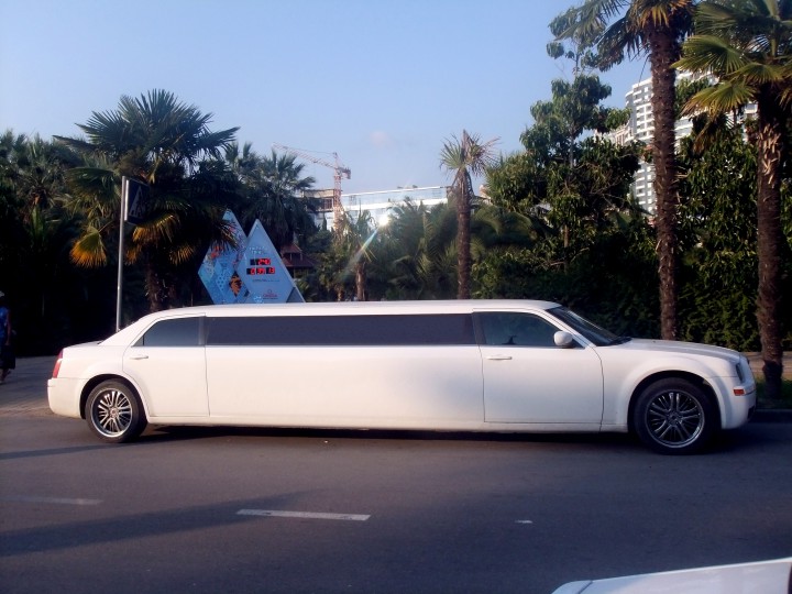 Chrysler 300с лимузин в Сочи