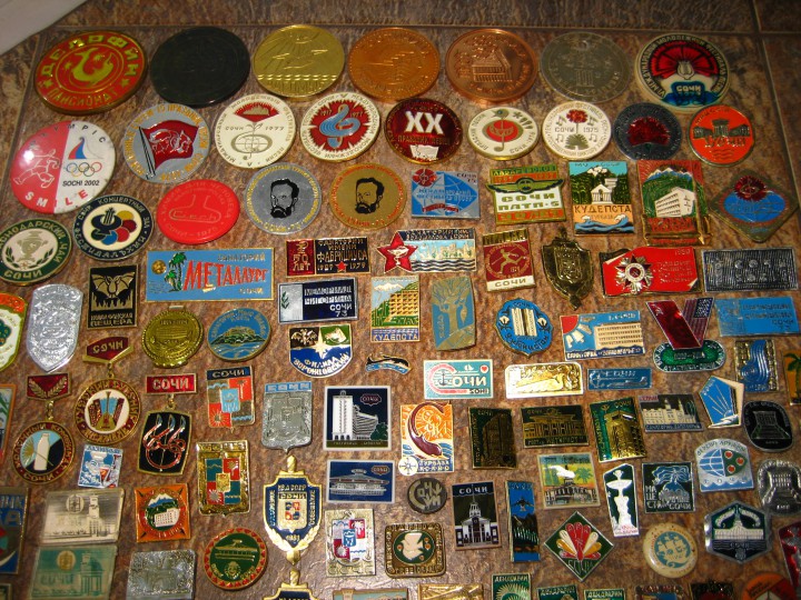 Продаётся коллекция значков - «История Сочи!».