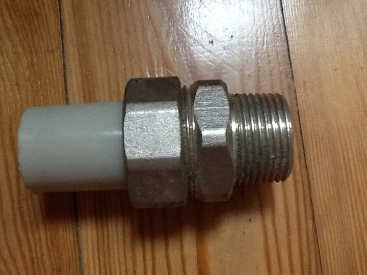 Продам американку 32-1" НР и кран пластиковый 20