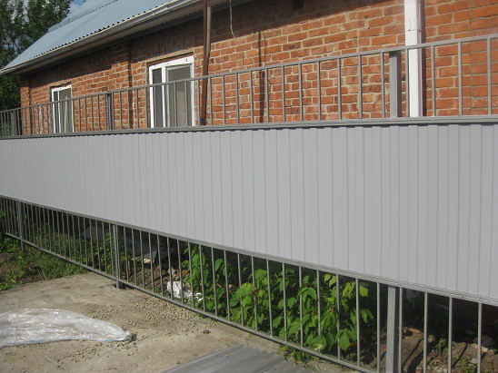 Заборы из профнастила, сетки рабица, решетчатые. Краснодар.