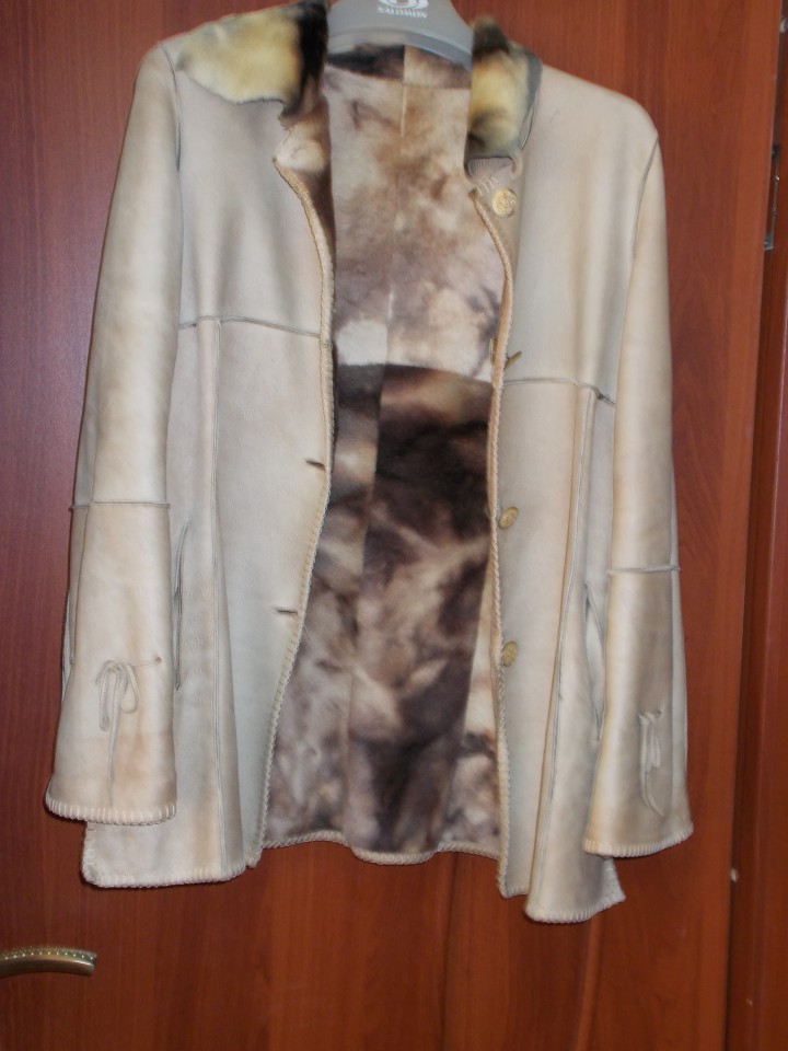 Продам легкую двустороннюю дубленку женскую 