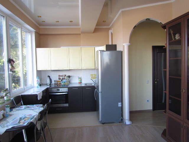 Продам двухкомнатную с ремонтом , мебелью и техникой на Бытхе