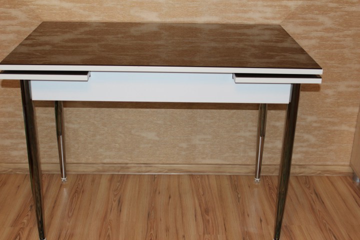 Стол со стеклянной поверхностью