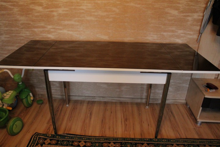 Стол со стеклянной поверхностью