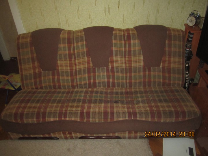 Отдам в дар старый диван.