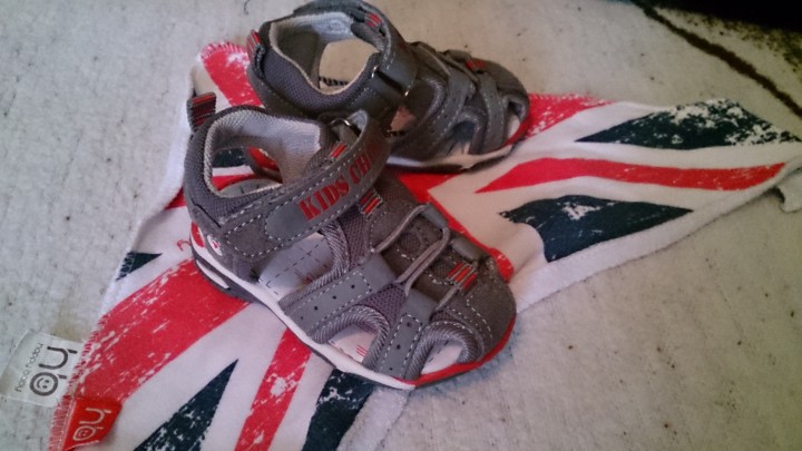 новые сандали для мальчика