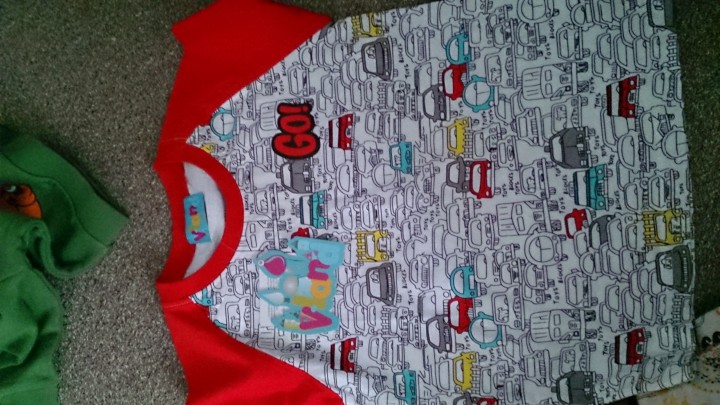 новые футболки по 200р 