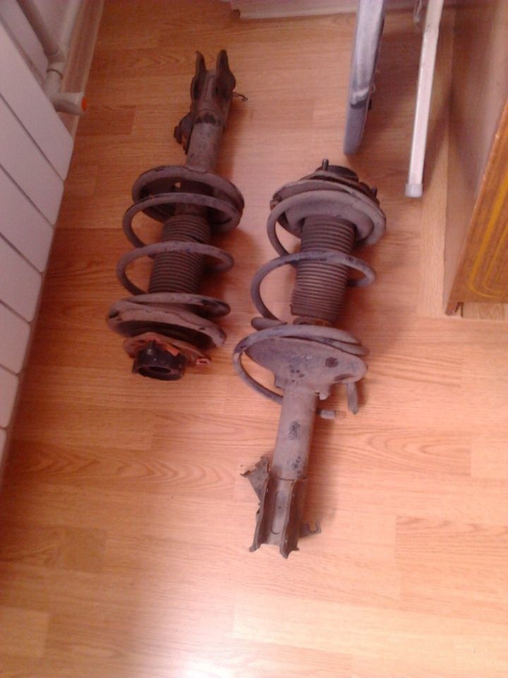 Передние стойки на Ниссан