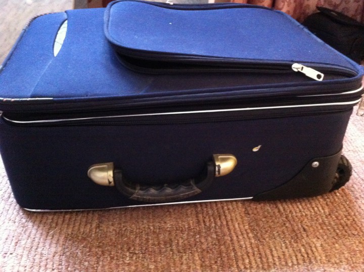 Старый чемодан на колесах но без ручки