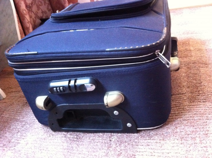 Старый чемодан на колесах но без ручки