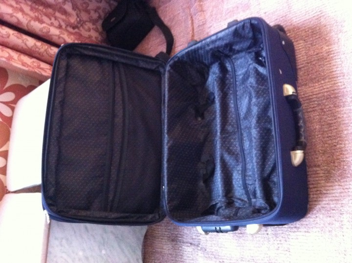 Старый чемодан на колесах но без ручки