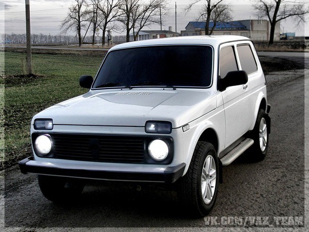 Продам ниву 4^4 белая