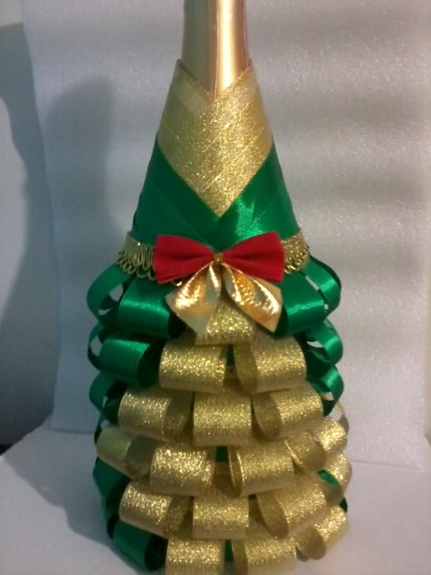 Еще есть возможность украсить стол оригинальной бутылкой шампанс