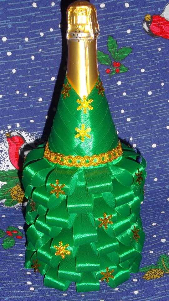 Еще есть возможность украсить стол оригинальной бутылкой шампанс