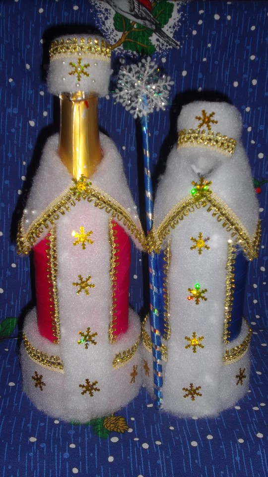 Еще есть возможность украсить стол оригинальной бутылкой шампанс