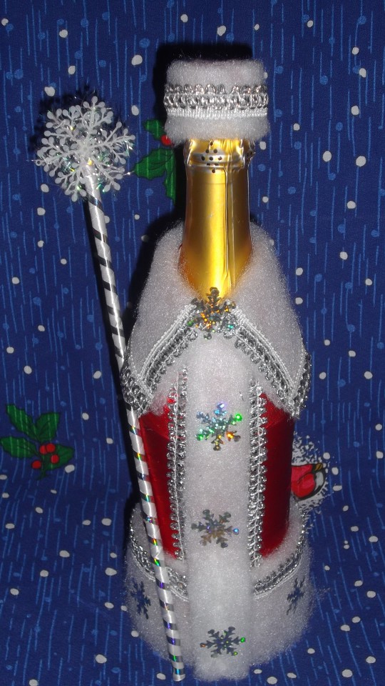 Еще есть возможность украсить стол оригинальной бутылкой шампанс