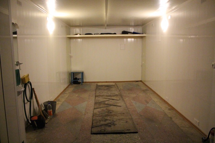 Продам двухуровневый нежилой  гараж район Донской 