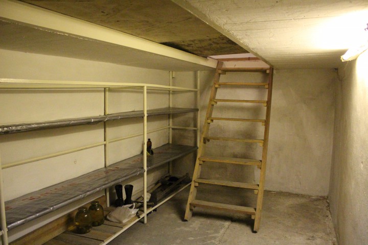 Продам двухуровневый нежилой  гараж район Донской 