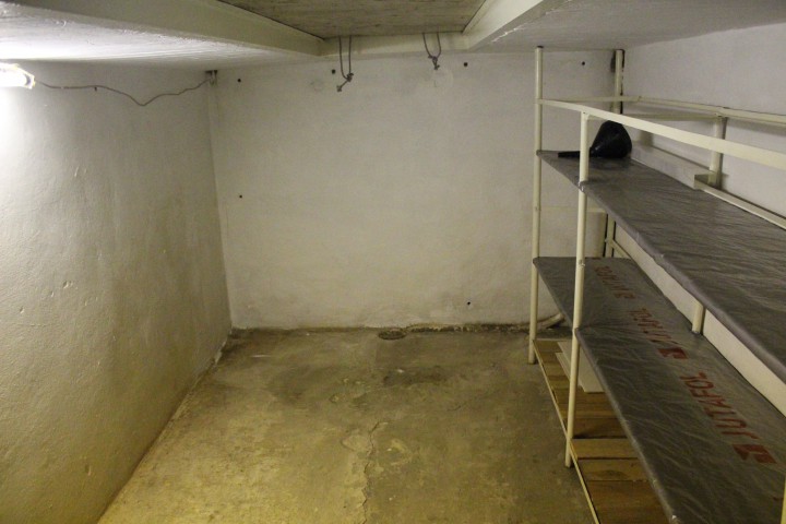 Продам двухуровневый нежилой  гараж район Донской 