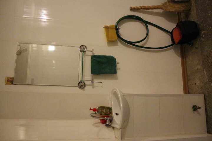 Продам двухуровневый нежилой  гараж район Донской 