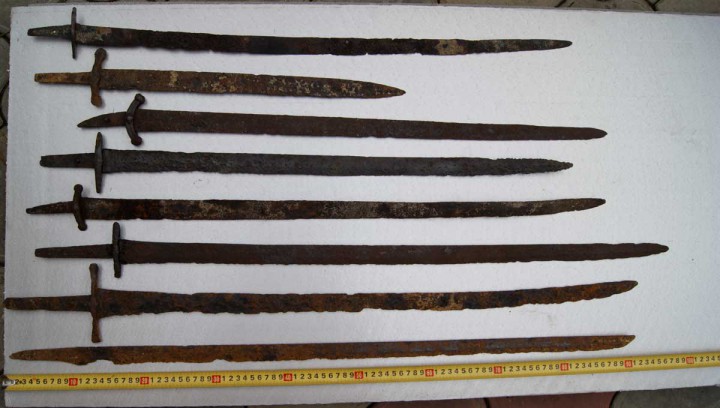 Коллекция старинных сабель.