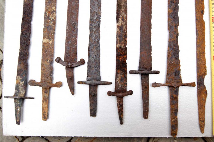 Коллекция старинных сабель.