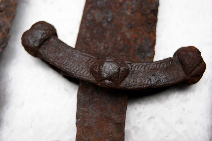 Коллекция старинных сабель.