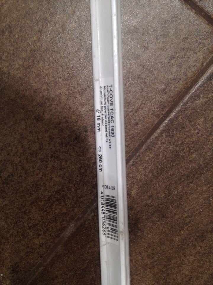 Продам белый металлический уголок