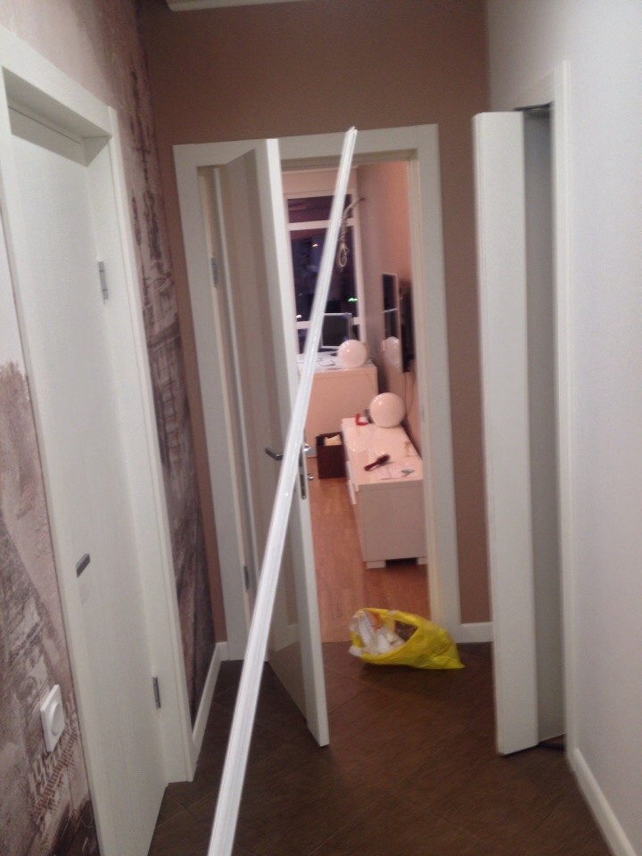 Продам белый металлический уголок