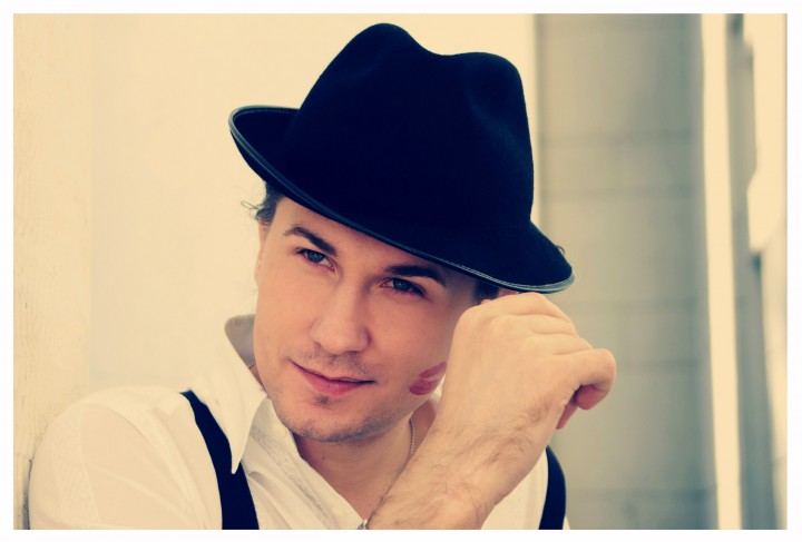 Профессиональный певец ищет работу 