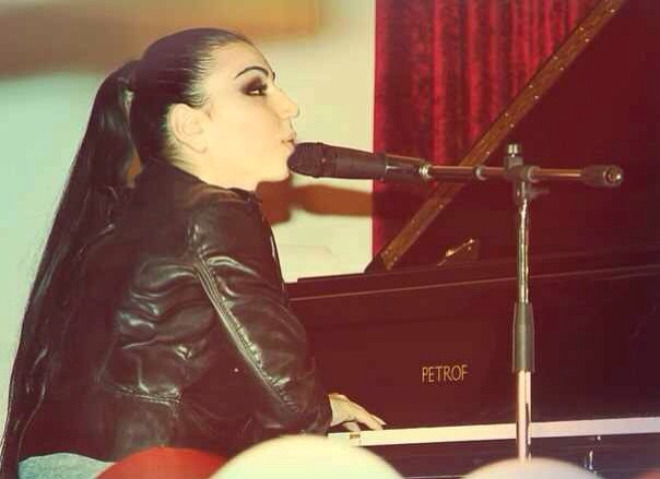 Эстрадно-джазовая вокалистка, ведущая